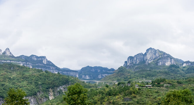 群山连绵