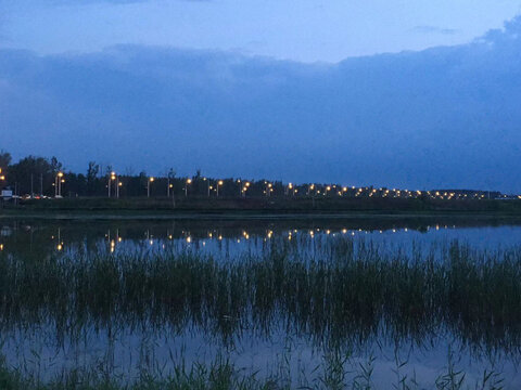 傍晚路灯下的湖景