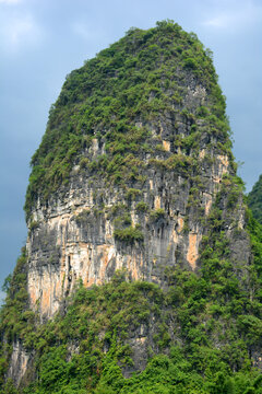 耸立的山峰