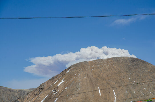 川藏线318国道高山积雪