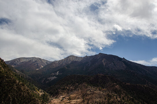 川藏线318国道卡拉山风光