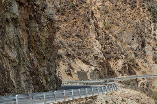 川西崇山峻岭里的川藏公路