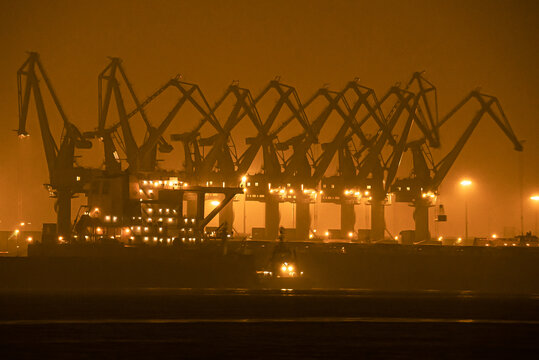 港口夜景工业