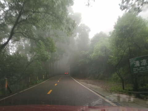 开车前往缙云山路上