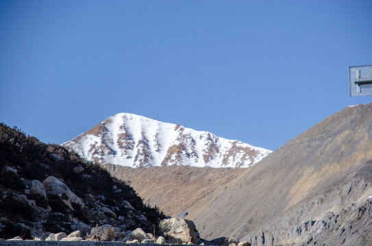 四川藏区甘孜州高山积雪风光