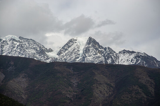 川藏线318国道雪山雪景