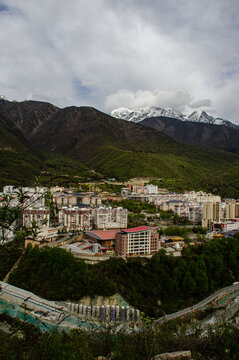 雪山下俯瞰康定县城