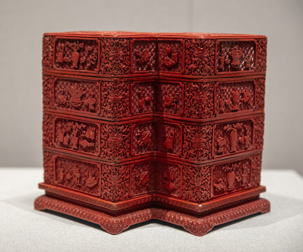 清中期剔红海水龙纹方胜式套盒
