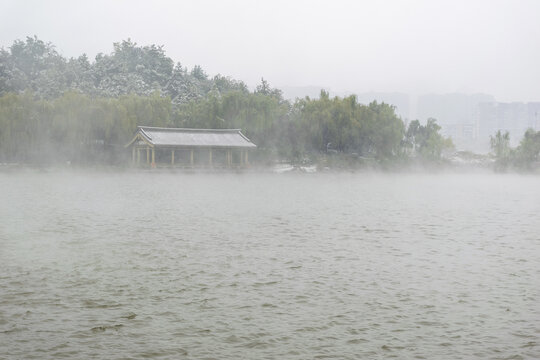 烟雨曲江池