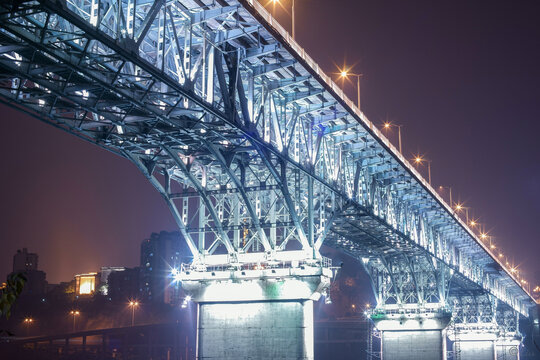 夜晚的嘉陵江大桥