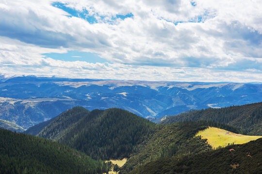 川西山区秋天的山脉森林美景