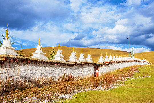 西藏高原山区佛教寺庙美景