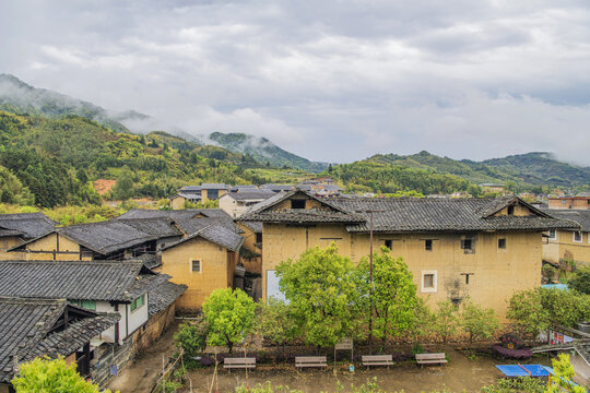 云水谣土楼建筑群与群山白云