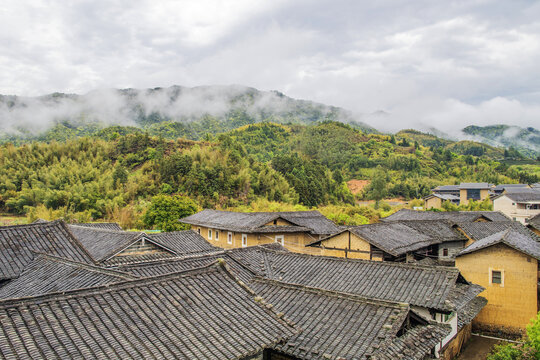 俯视云水谣土楼建筑群与山林