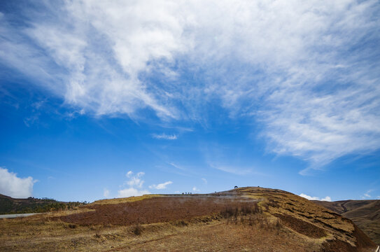 蓝天白云高山田野