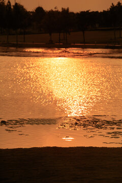 夕阳湖面水平波光粼粼水面