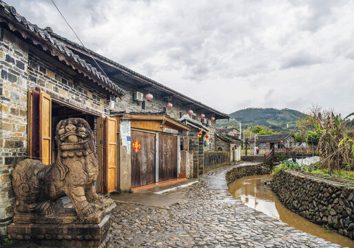 福建南靖砖房与鹅卵石道山峰