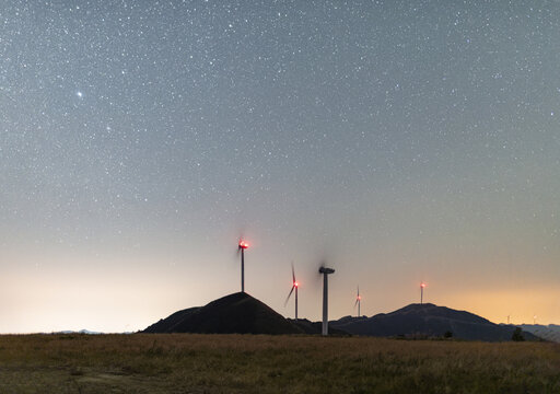 柳州融水县夜空下的风力发电场