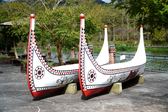 田野绿世界彩绘木雕渔船