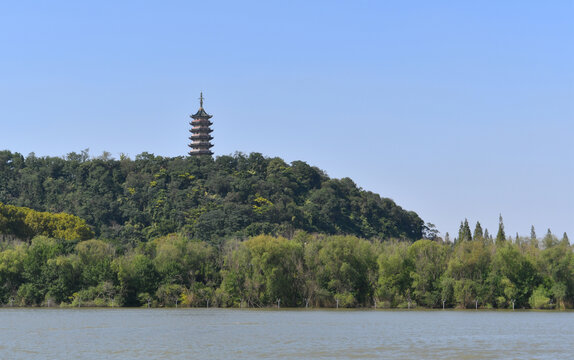 山上的寺庙的远景