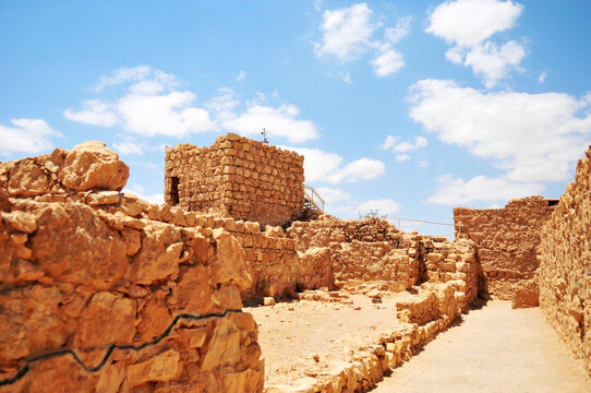 以色列马萨达废弃的古代建筑遗址