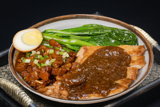 卤肉拼鸡扒饭