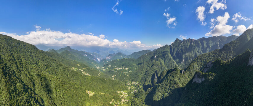 崇山峻岭