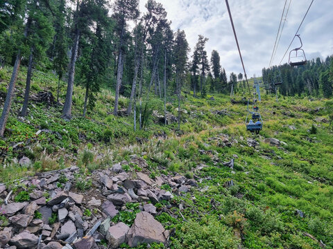 高山与缆车索道