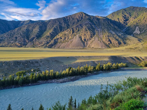 山清水秀与河流