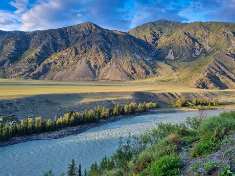 山清水秀与河流