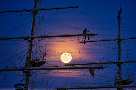 船帆与明月