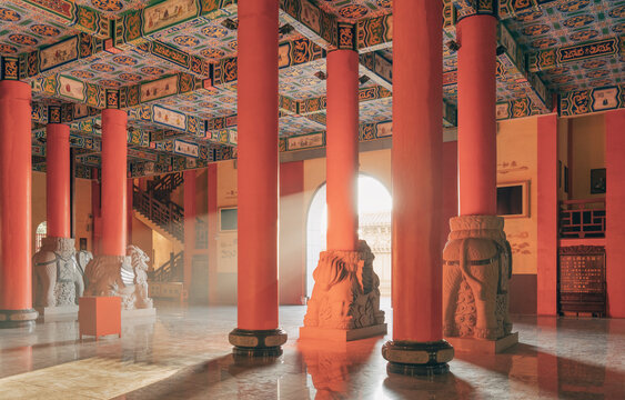 阳光照进柳州西来寺的佛殿室内