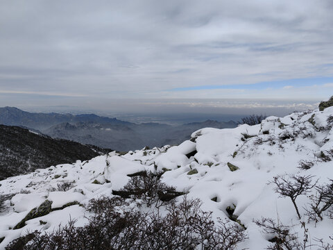 秦岭山梁积雪