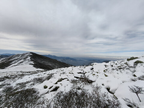 秦岭山梁积雪