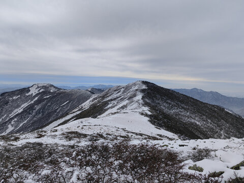 秦岭山梁积雪