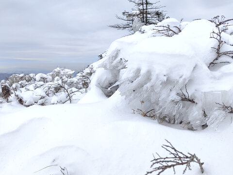 秦岭山顶积雪冰锥