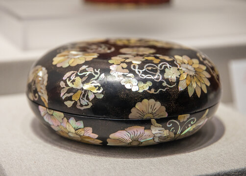 清中期黑漆嵌螺钿团花纹盒