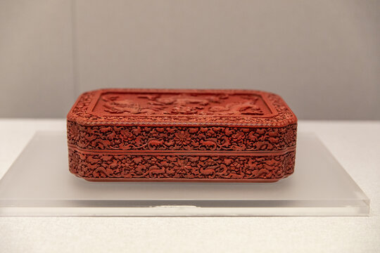清中期剔红三狮戏球纹长方盒