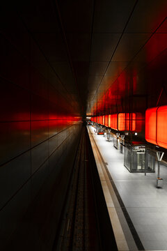 橙黄色灯带的地铁站台GAP
