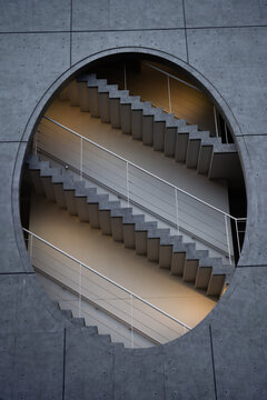 灰色椭圆形墙洞楼梯