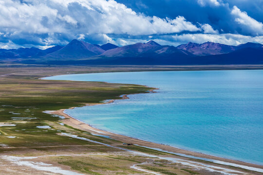 西藏纳木错湖畔景色
