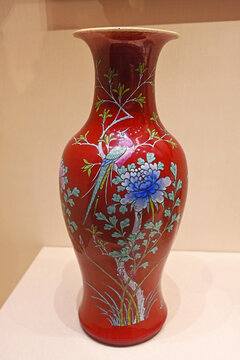 清霁红釉彩绘牡丹绶带瓶