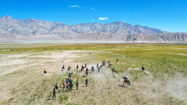 航拍新疆塔吉克族叼羊比赛