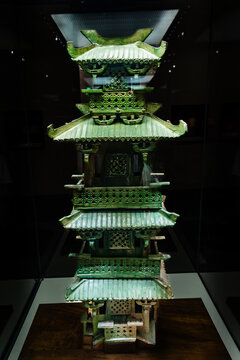 中国国家博物馆的东汉绿釉陶楼