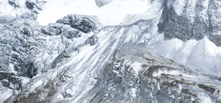 四川亚丁央迈勇雪山