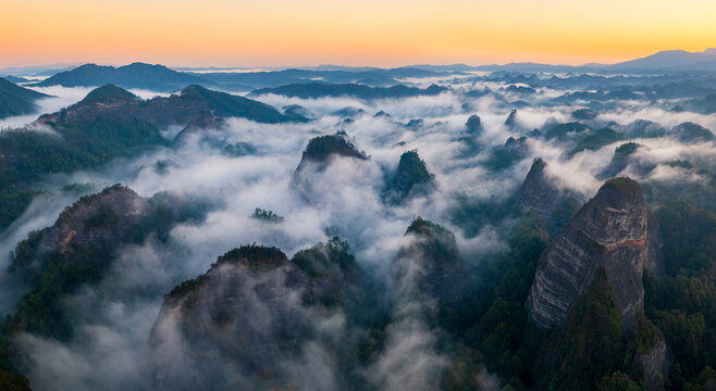 航拍通道万佛山日出云雾缭绕景象