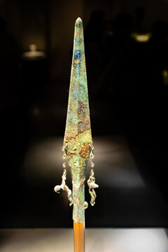 中国国博的西汉吊人青铜矛