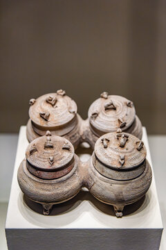 中国国家博物馆的西汉四联陶罐