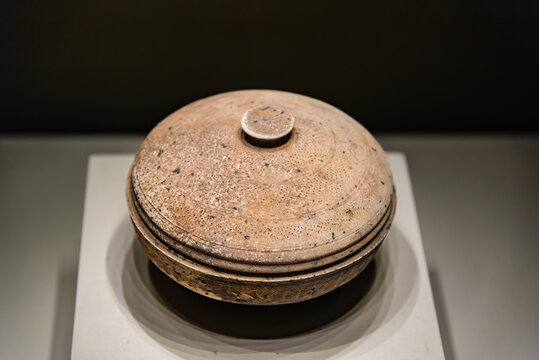 中国国家博物馆的西汉三足陶盒
