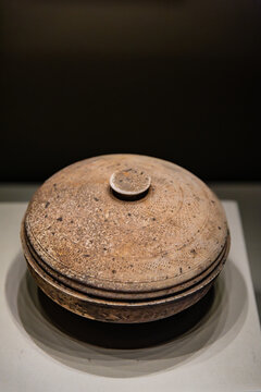 中国国家博物馆的西汉三足陶盒